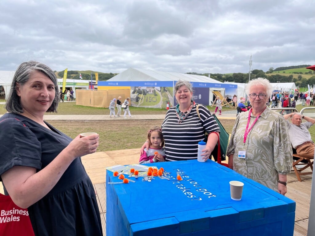 Yn y llun: Bronwen Raine, Prif Weithredwr Antur Cymru, Debra Russell Davies, Ymgynghorydd Busnes Cymru a Llinos Price, Ymgynghorydd Busnes Syniadau Mawr Cymru.